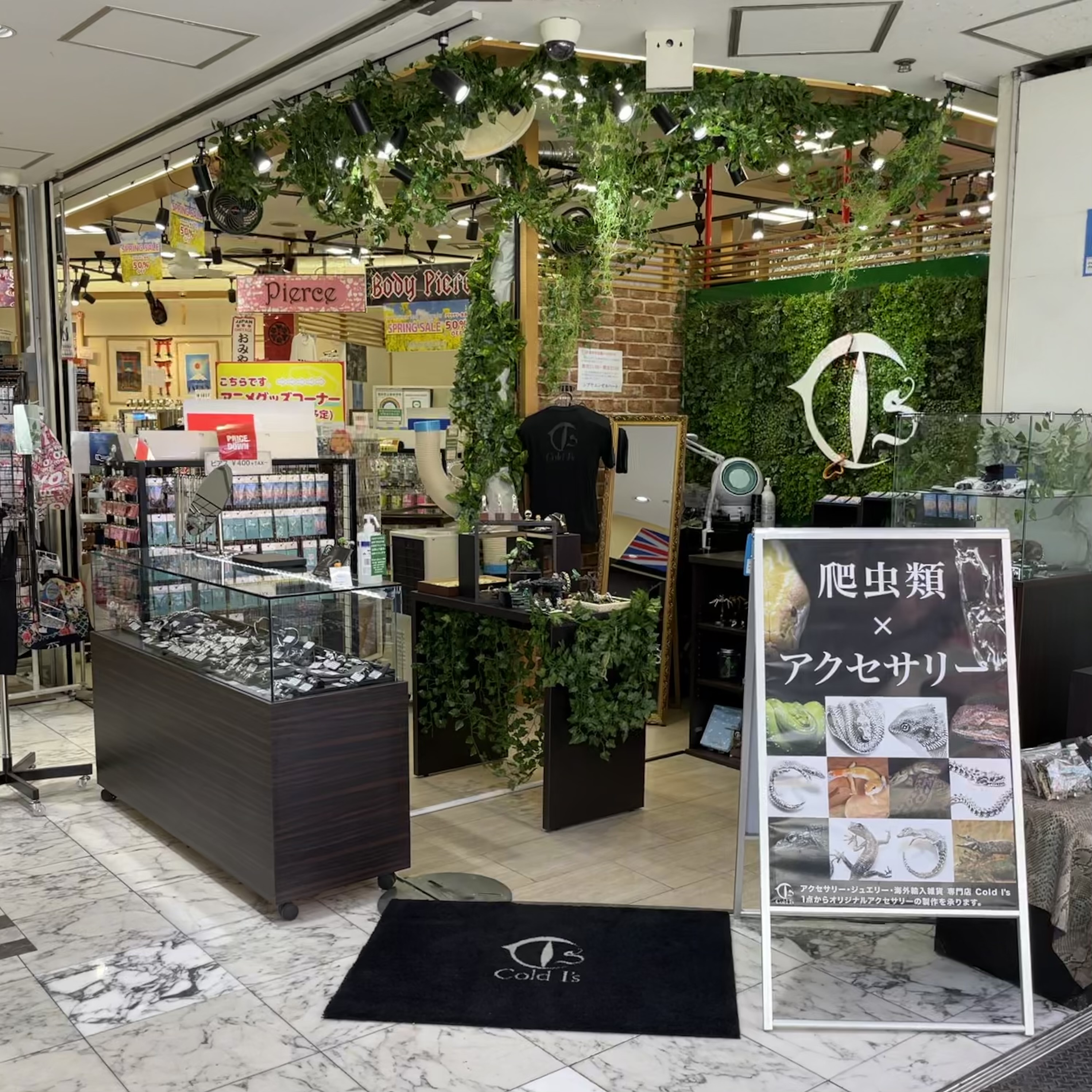 「Cold I’sのアイテムを手に取ってチェック」渋谷駅ハチ公改札から徒歩3分の店舗をご紹介