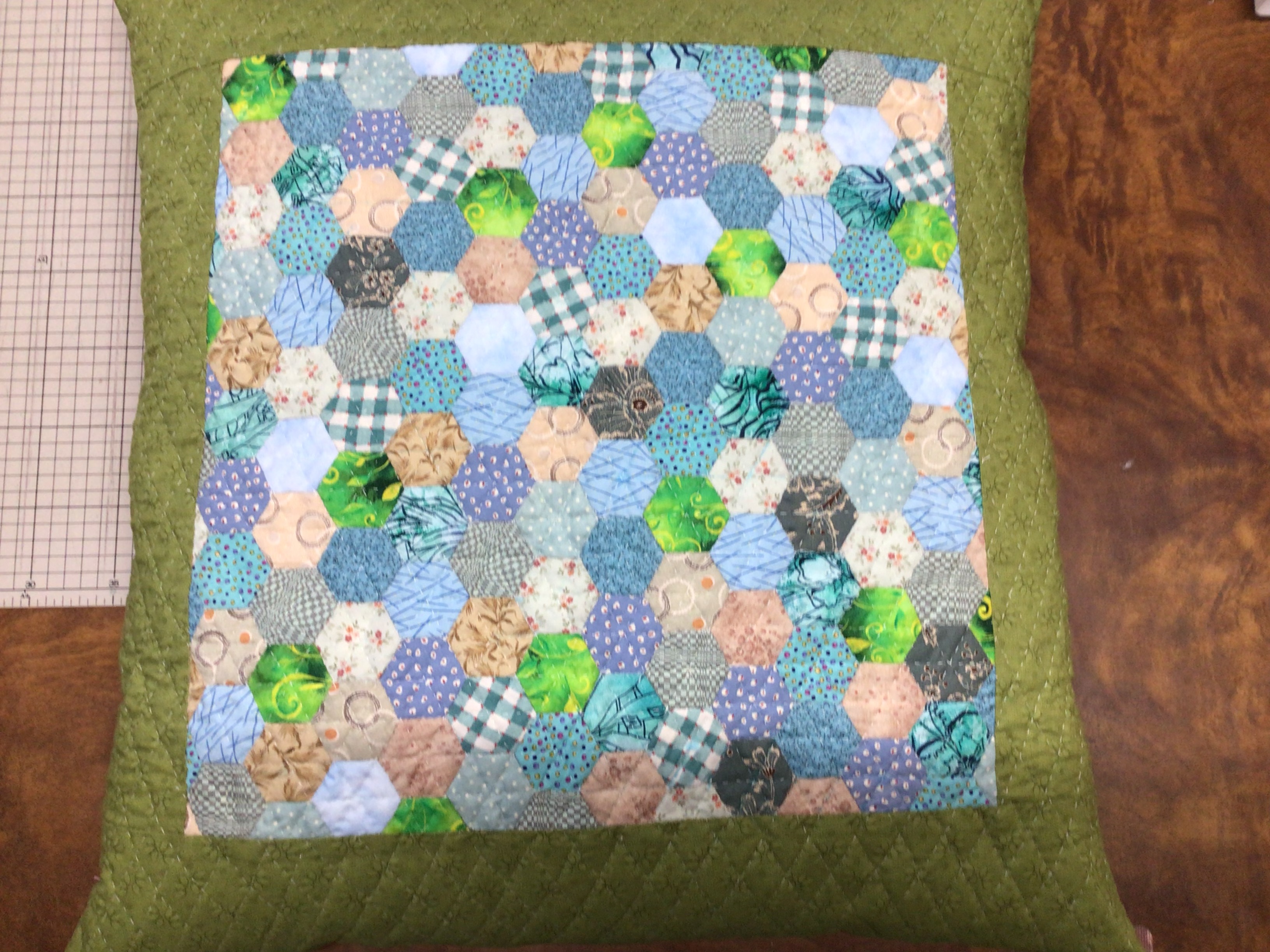 生徒さん作品!ブルーとグリーンで座布団カバー完成されました!ヘクサゴン(六角形)は、ペーパーライナー