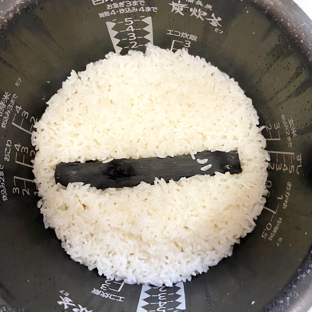 お米🍚を炭と一緒に炊くと…