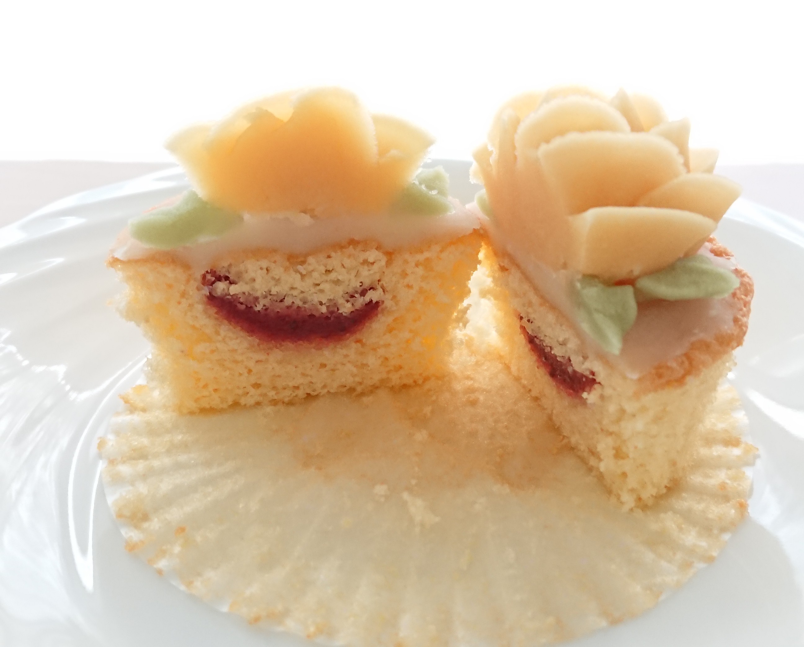 カップケーキと自家製イチゴジャム