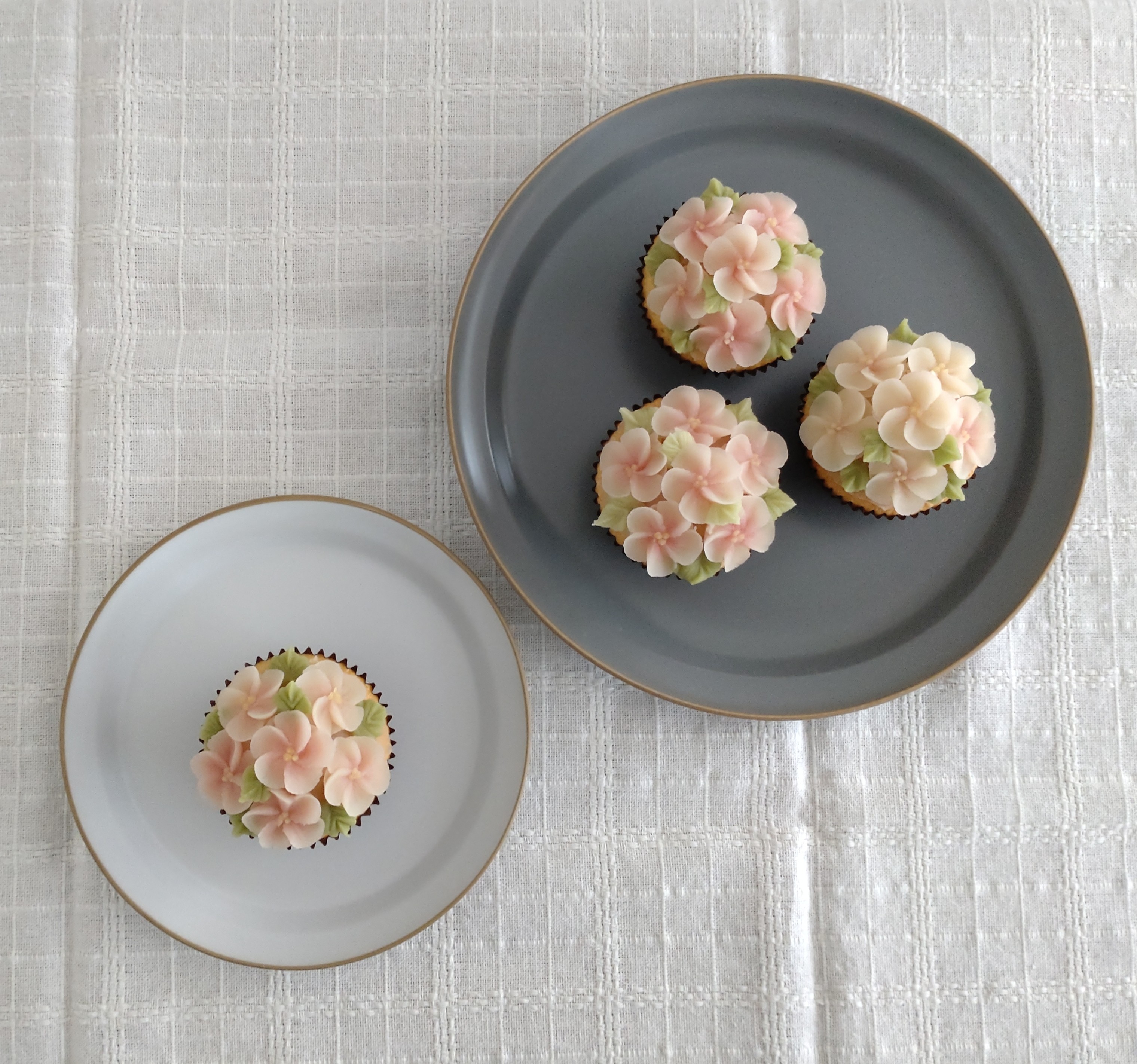 桜のカップケーキの販売を始めました