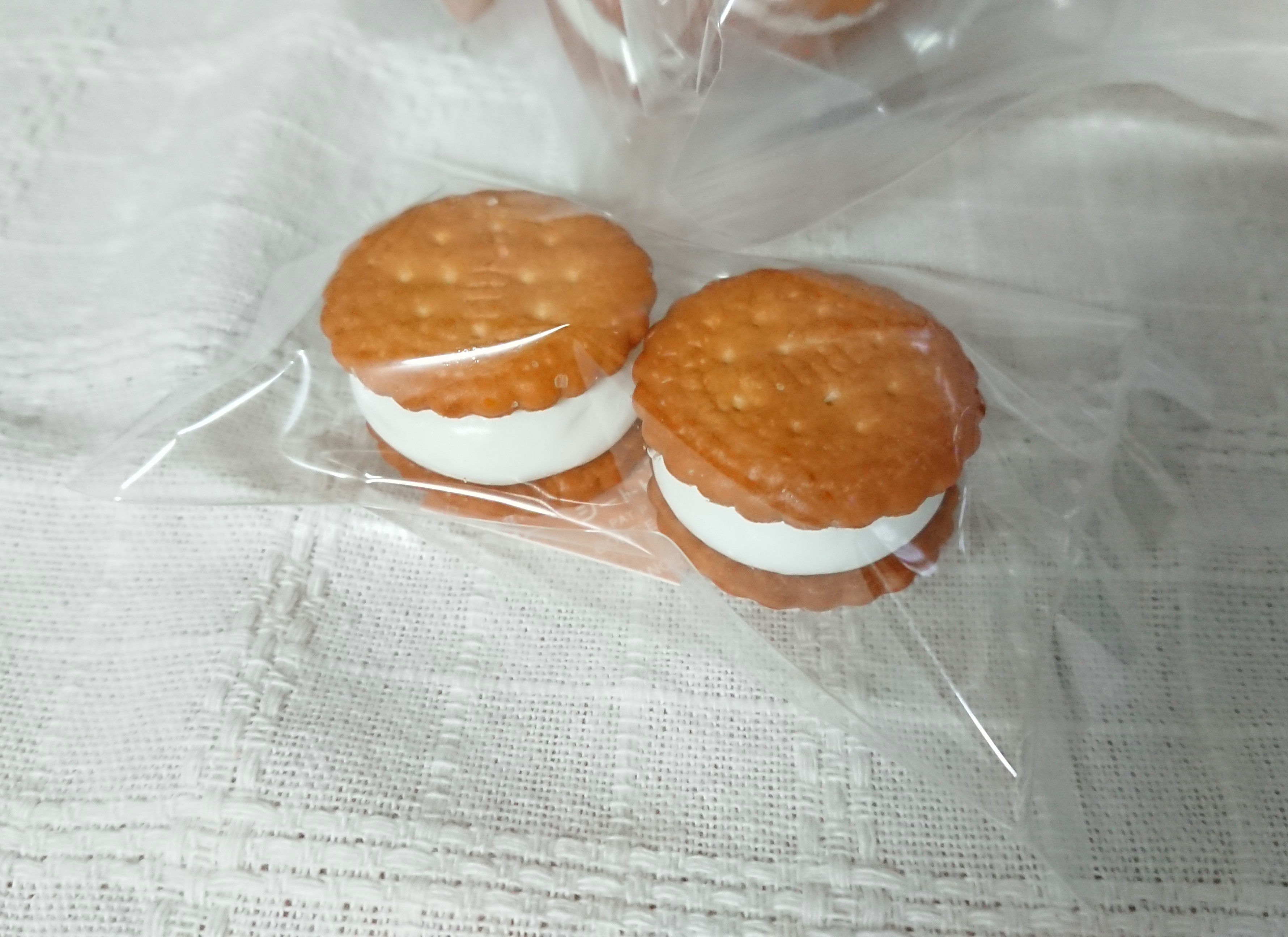 ビスケットメレンゲサンド販売始めました