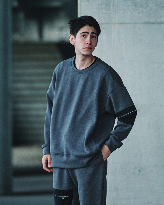 商品のご紹介 SWITCH ZIP CREW NECK (V-0028)