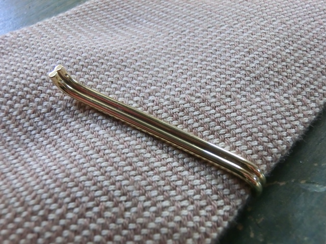 真鍮の丸棒２本から作ったシンプルなネクタイピンです。