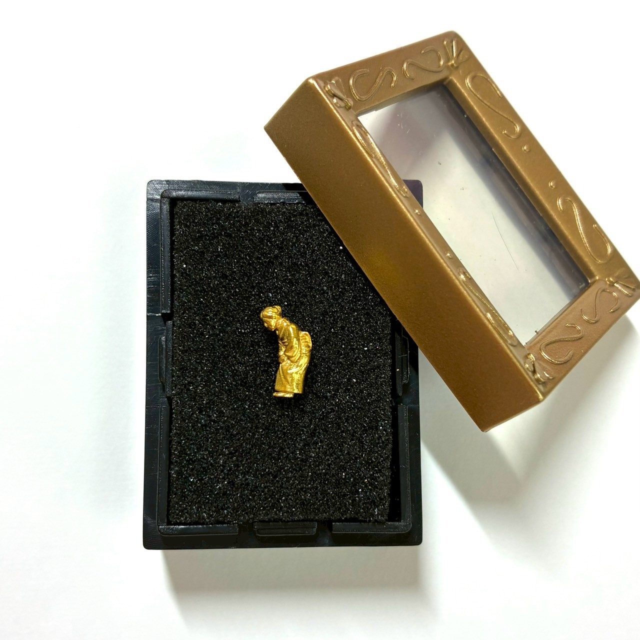 今週の金の日は、完全新作「純金のお辞儀」です。