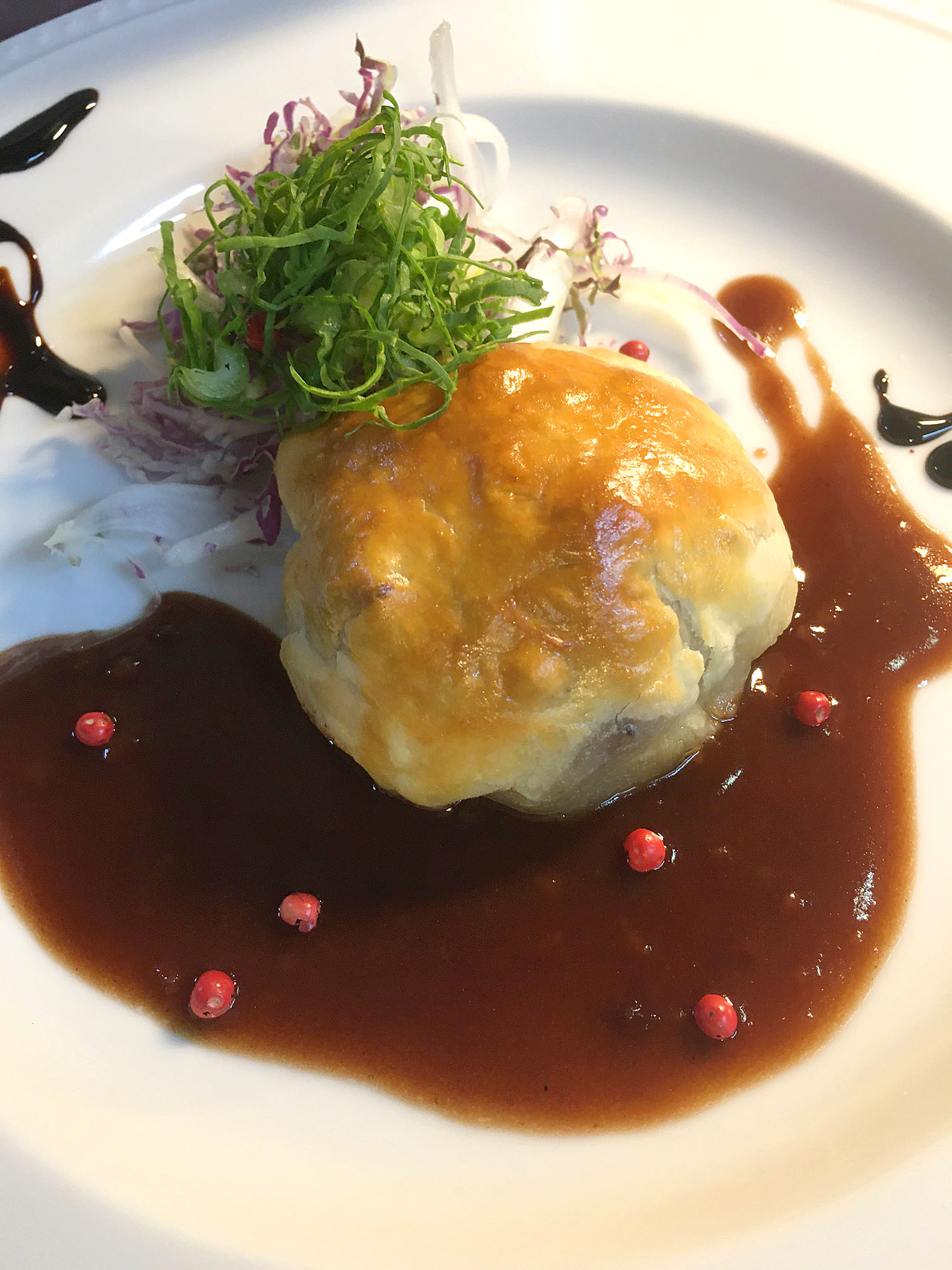 創作コース料理「牛すね肉のパイ包み焼」