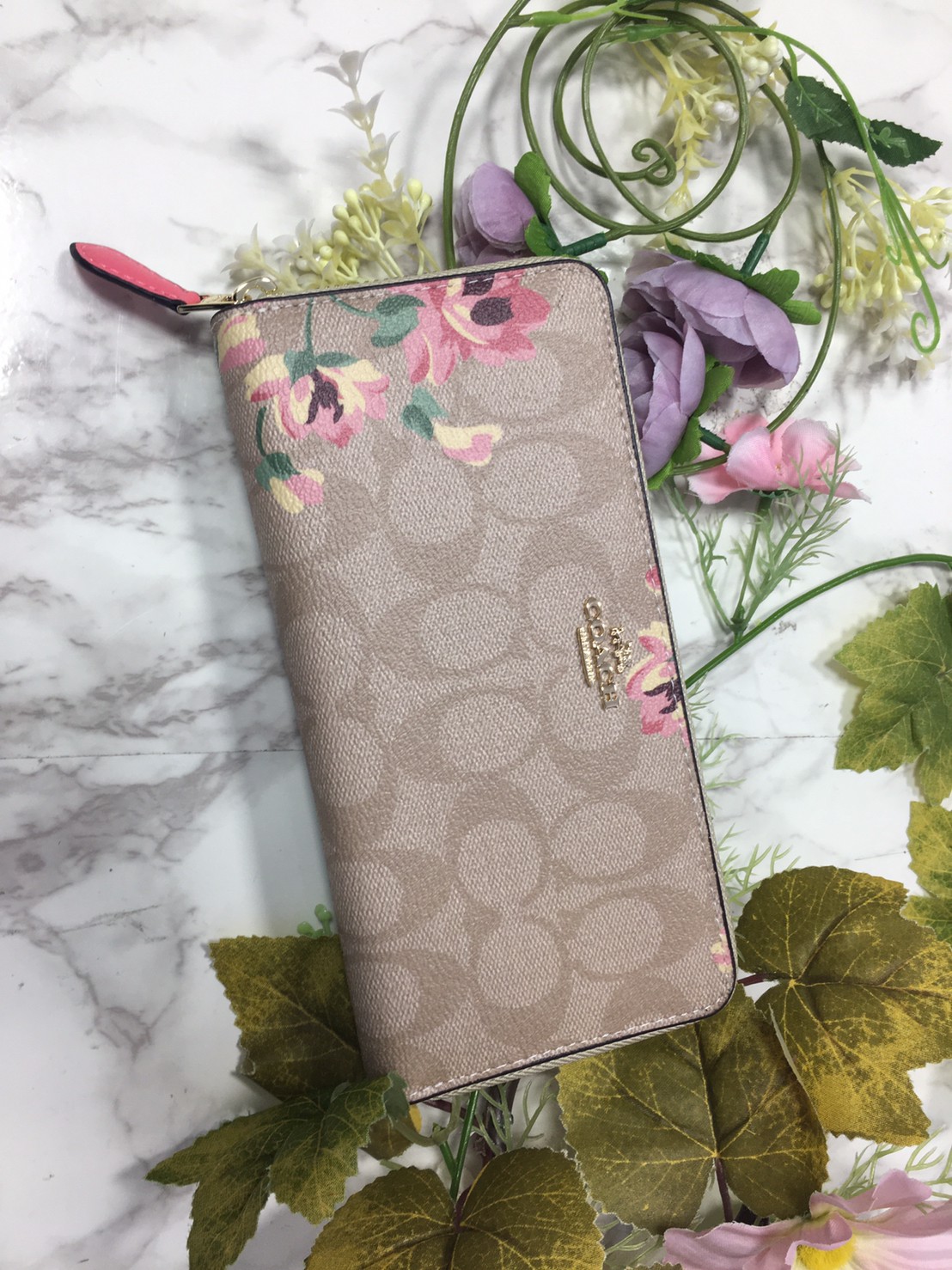 【希少品】COACHで人気定番のシグネチャー柄にピンクの花柄をあしらったレディース長財布　送料無料