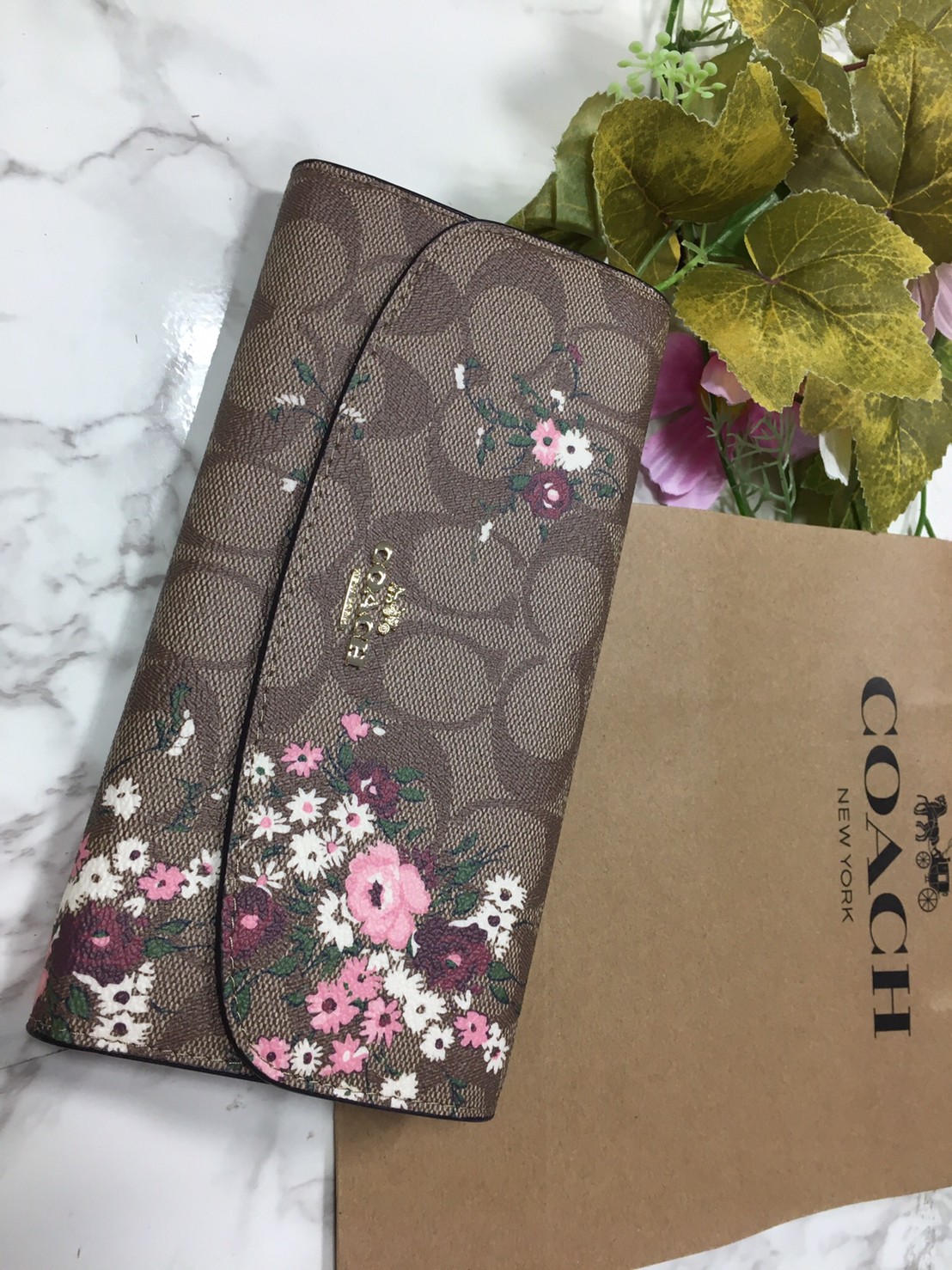 【希少品】ブラウンのシグネチャー柄とピンクフラワー柄が可愛いCOACHのレディース長財布　送料無料
