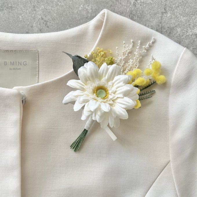 【またまたコサージュ新作】ホワイトガーベラ＆ミモザのブーケコサージュ　ができました✨