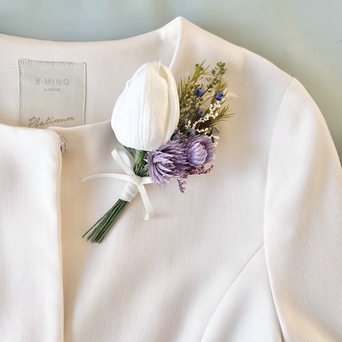 【本日もコサージュ新作】　ホワイトチューリップと春の草原のブーケコサージュ ができました✨