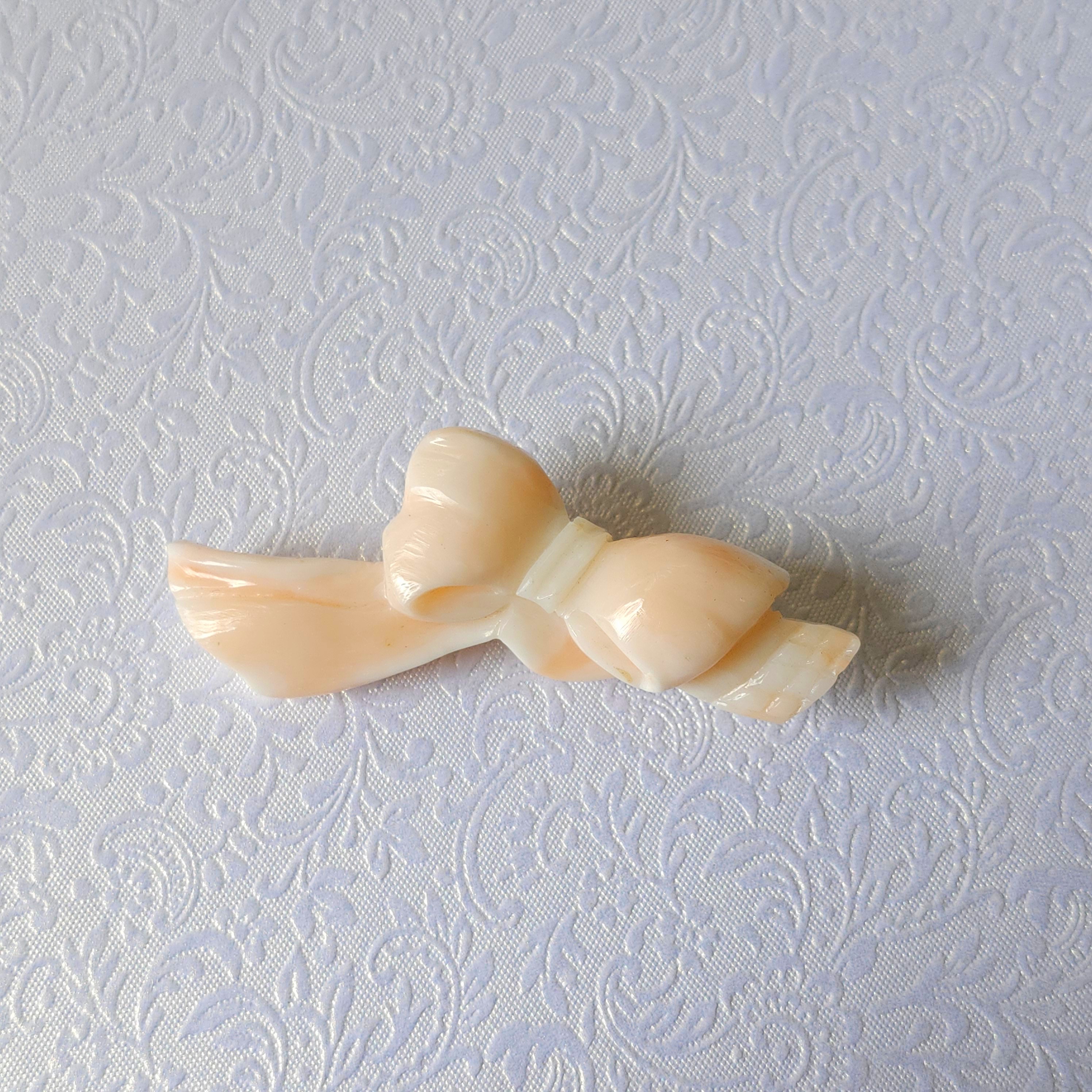 【新掲載】リボンのブローチ(珊瑚彫刻)