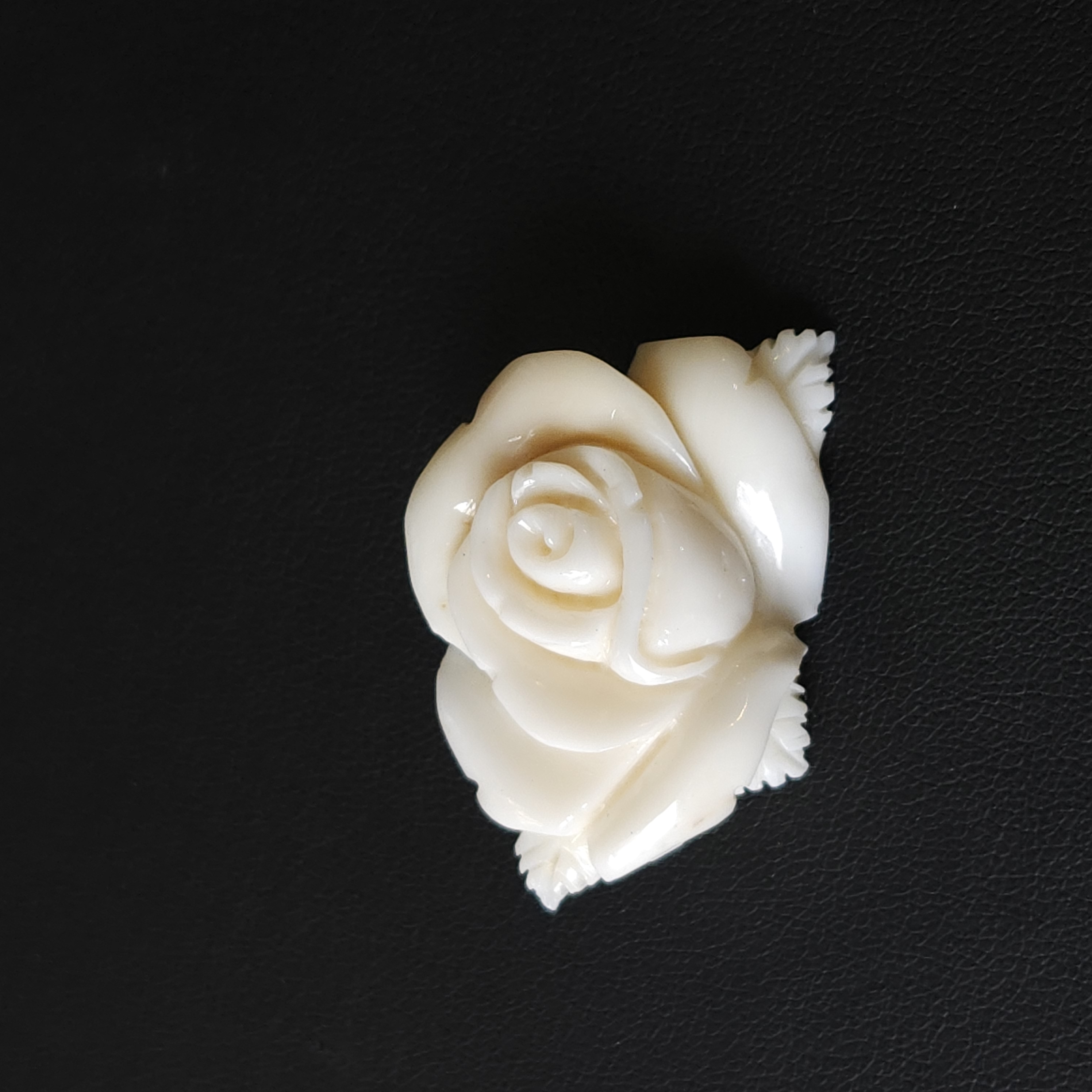 【新掲載】白薔薇のブローチ