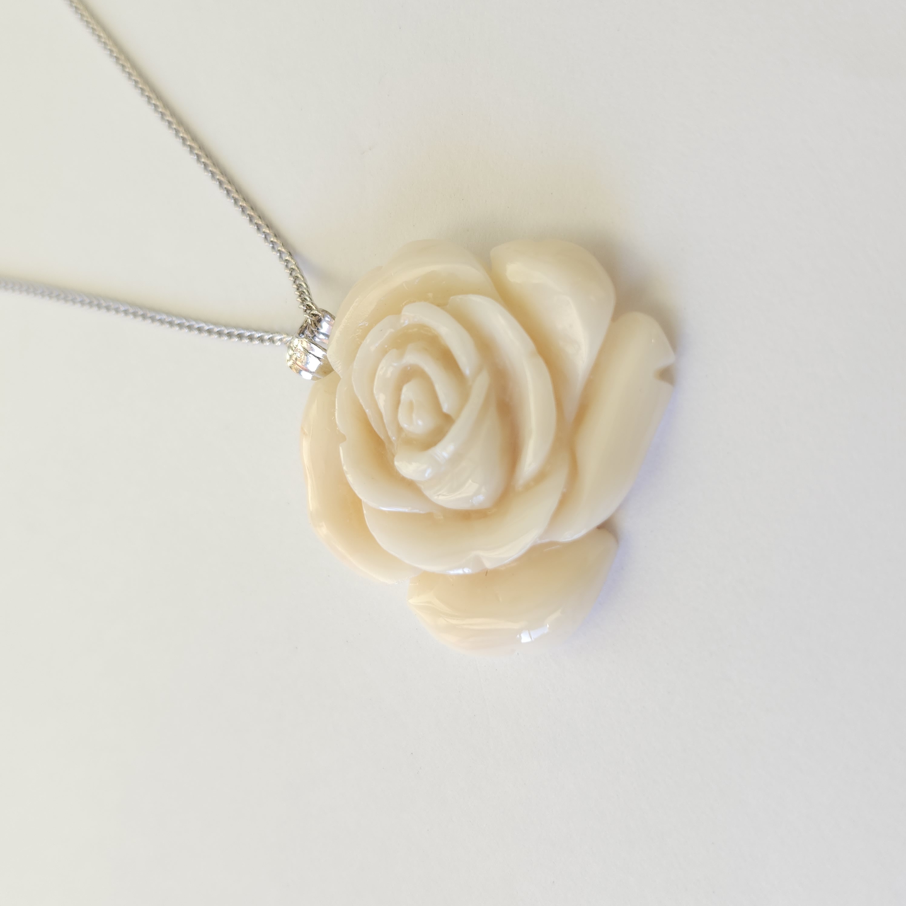 【新掲載】白薔薇のペンダント