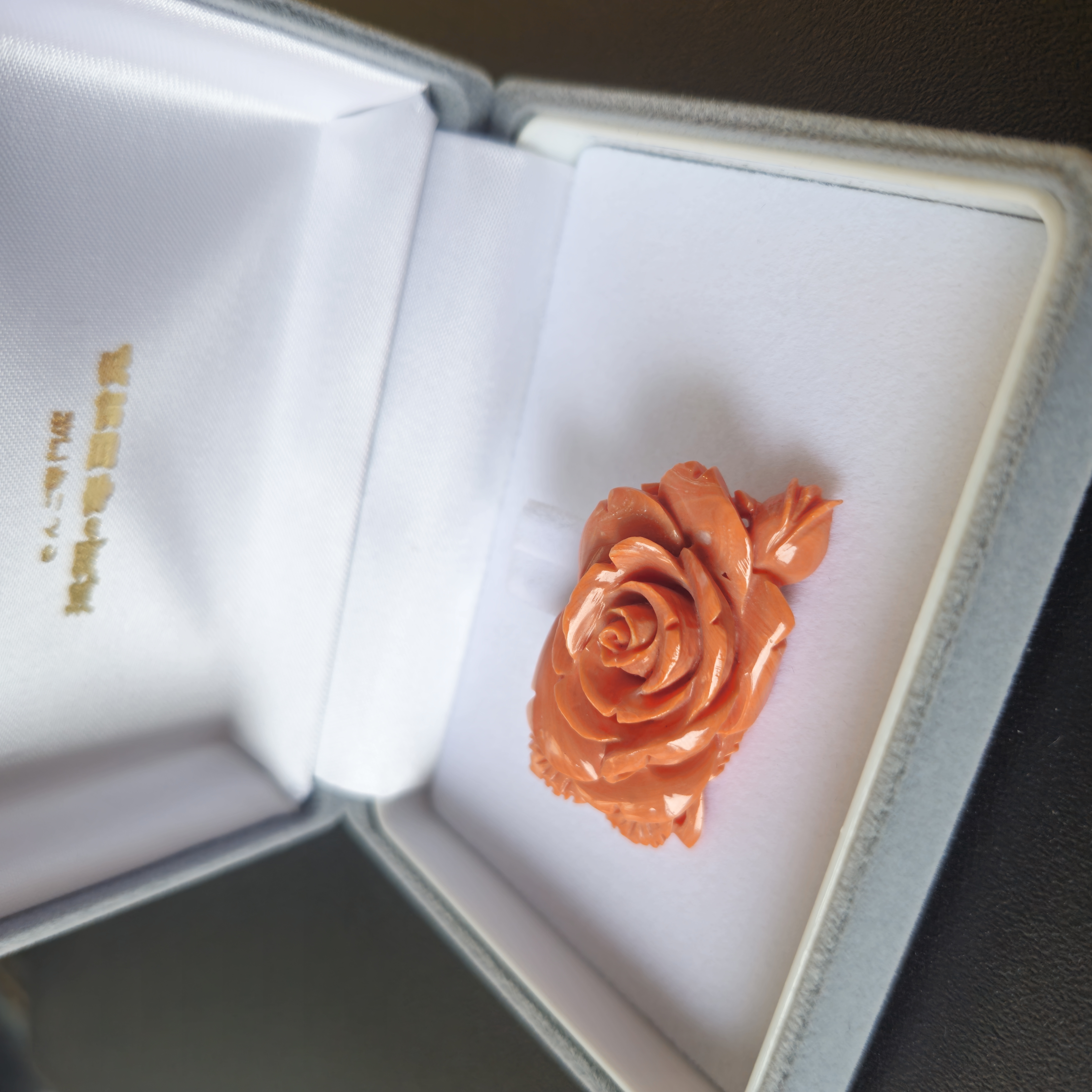 【新掲載】薔薇ブローチ　桃色珊瑚彫　を追加しました
