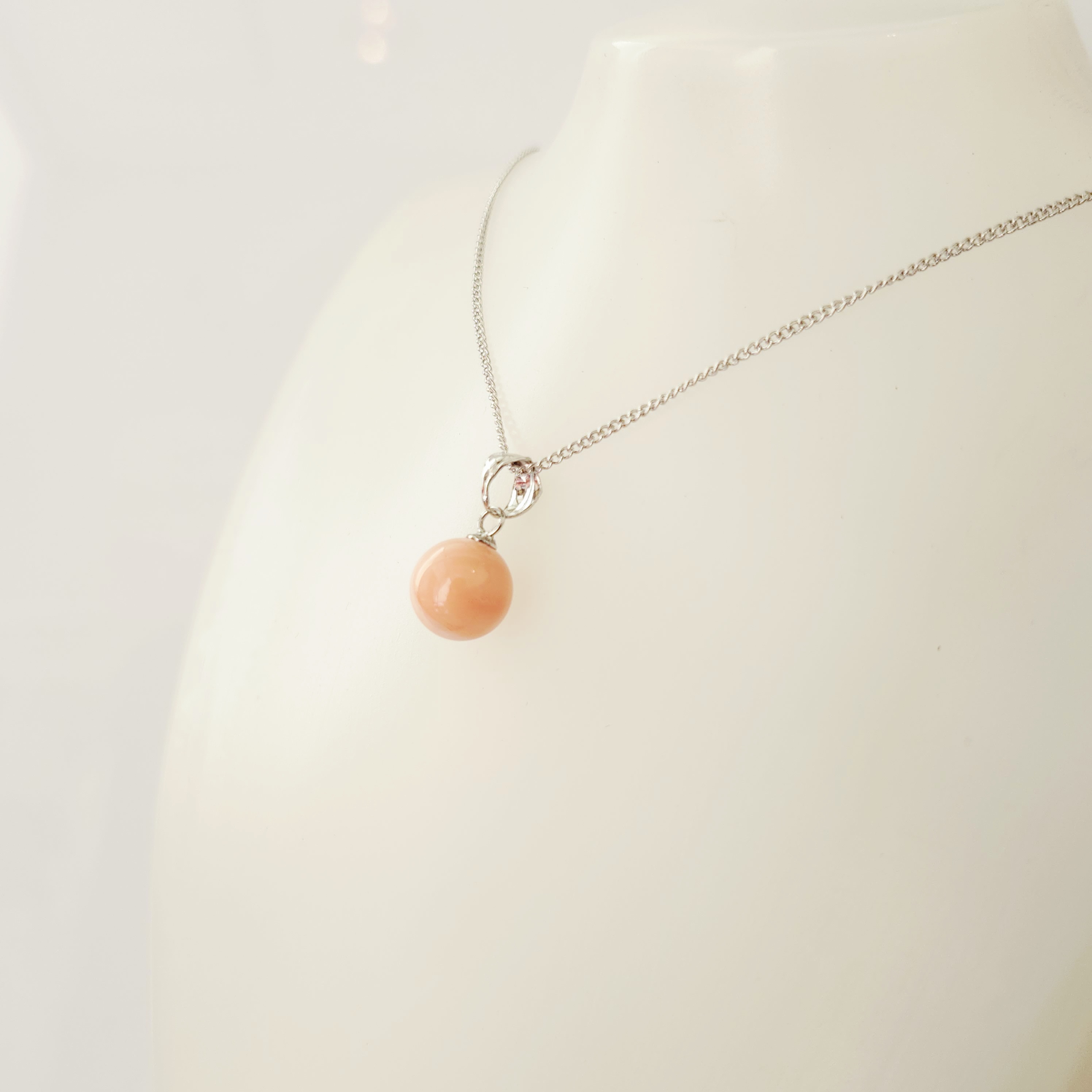 【新掲載】春のお出かけにピッタリ♪深海珊瑚玉ペンダント♪