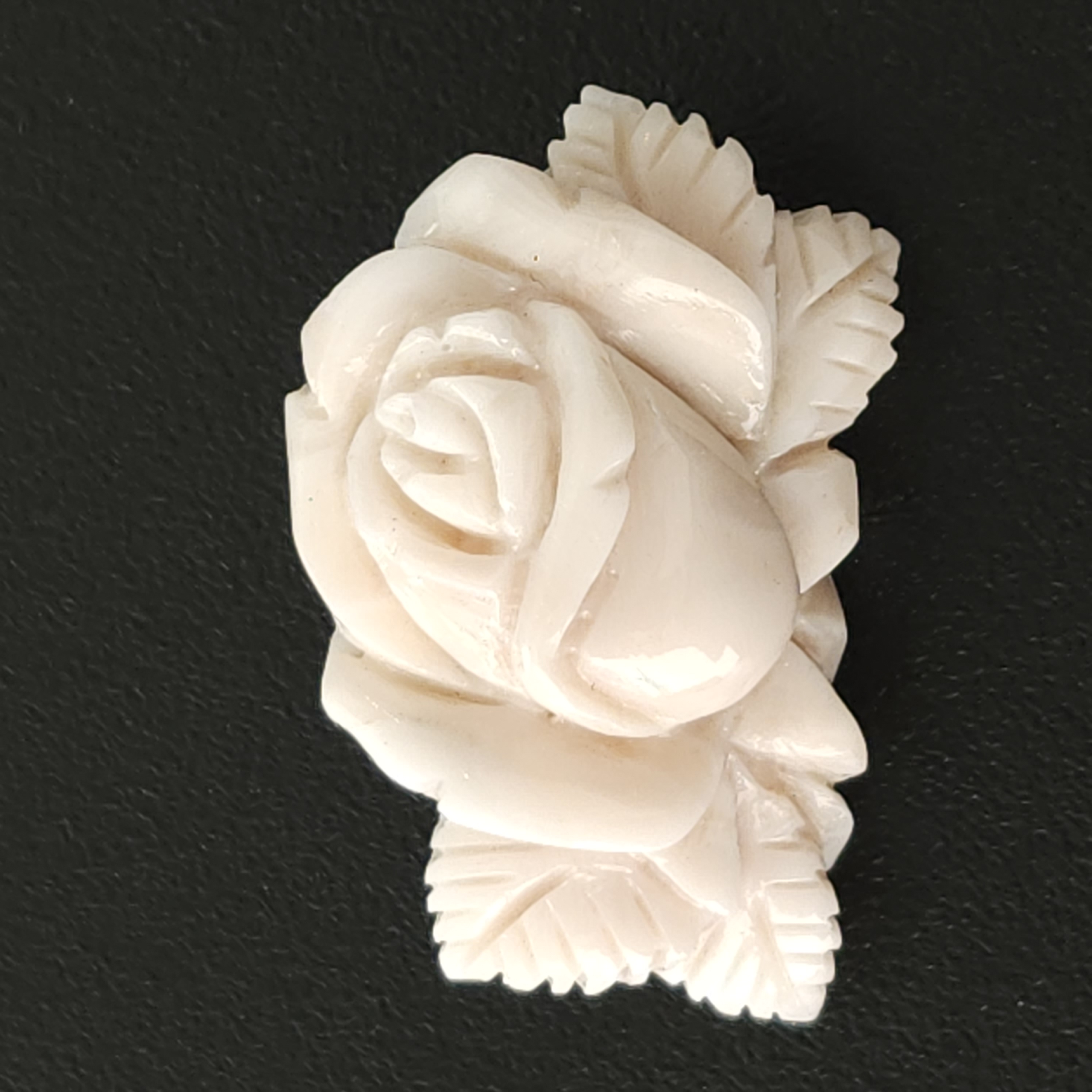 【新掲載】薔薇のブローチ(白珊瑚)を追加しました