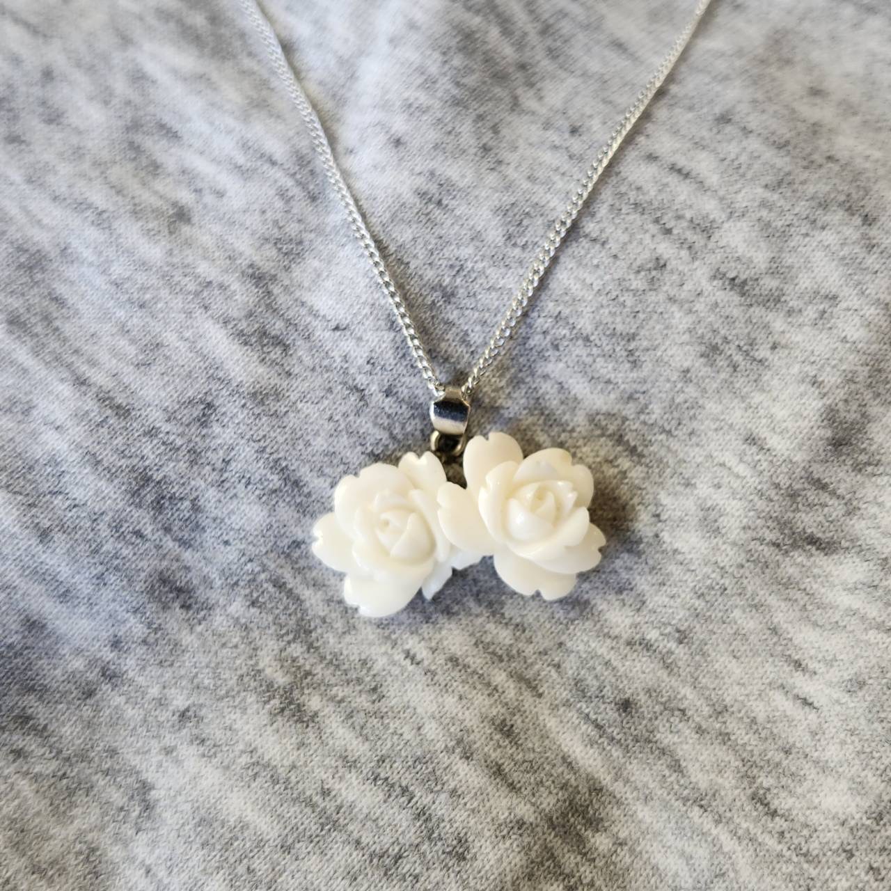 【新商品】　白薔薇ペンダント　を新掲載しました