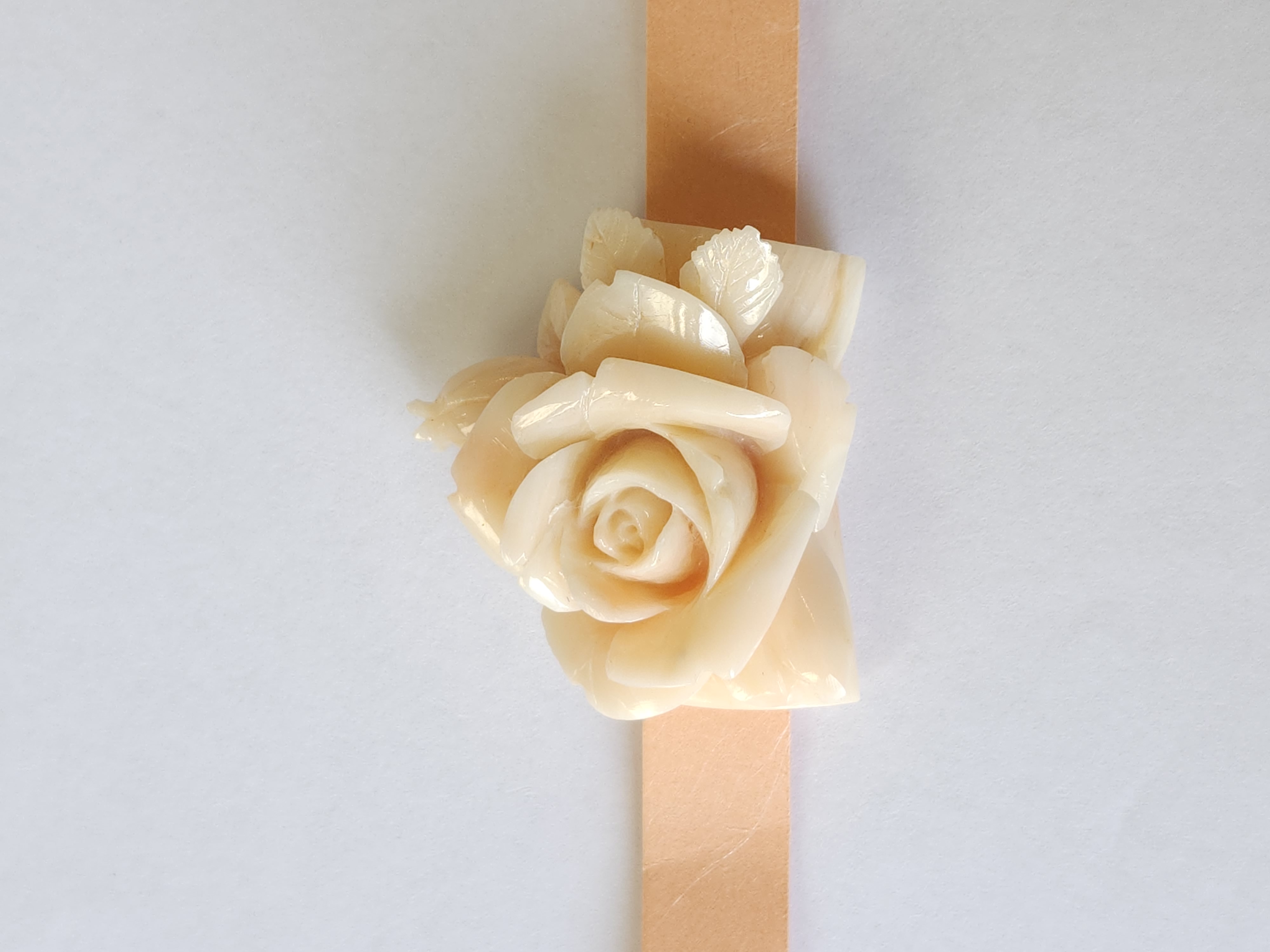 【新掲載】白薔薇(珊瑚彫刻)の帯留め