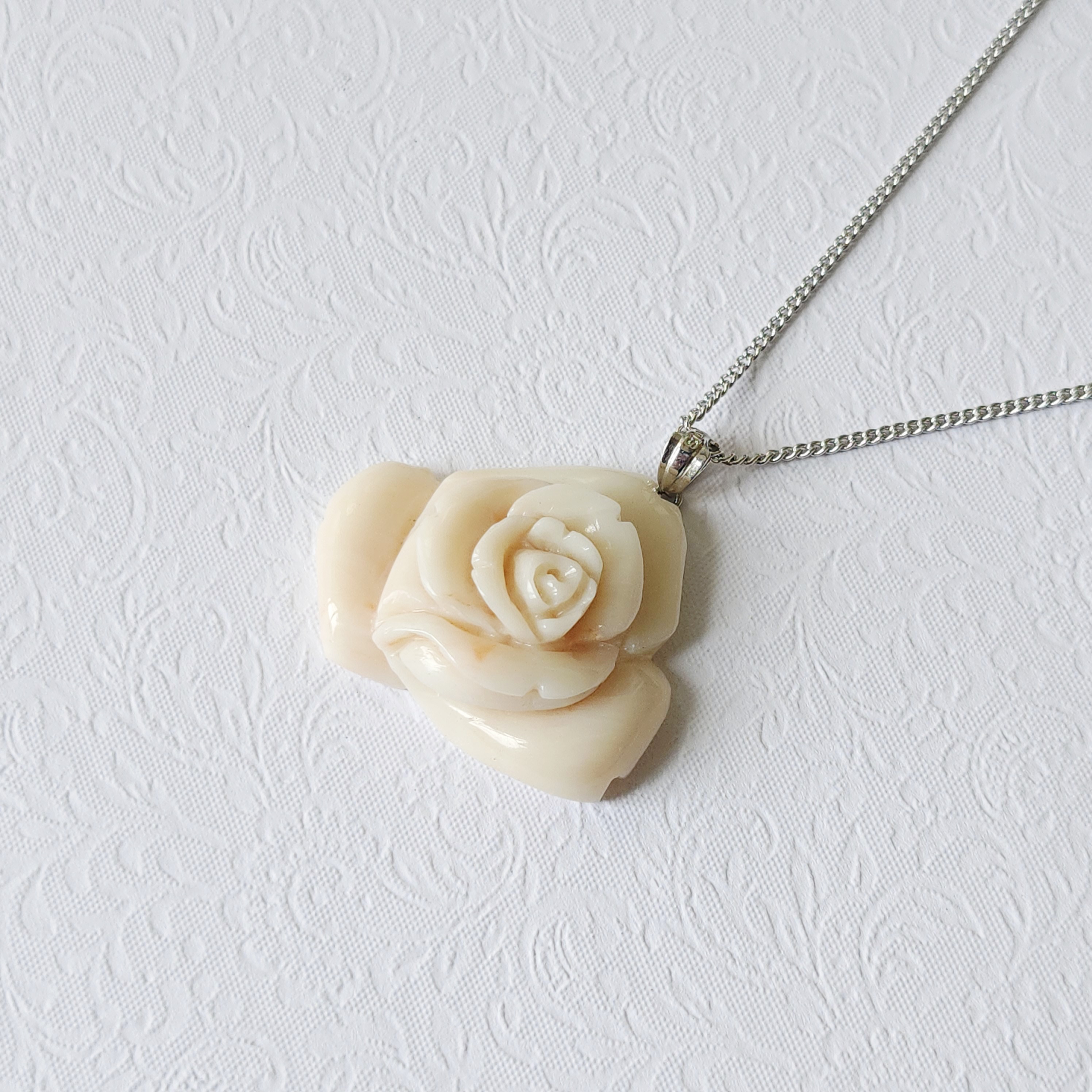 【新掲載】白薔薇のペンダント