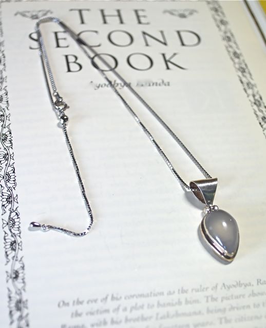 2章目の、カルセドニーDrop Pendant Set