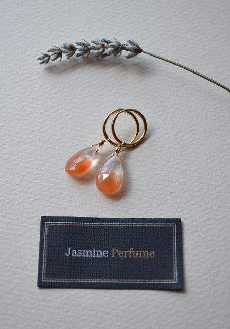 jasmineperfumeせかいを巡る石たち　レッドファンタムのオレンジのグラデーションと自然の光