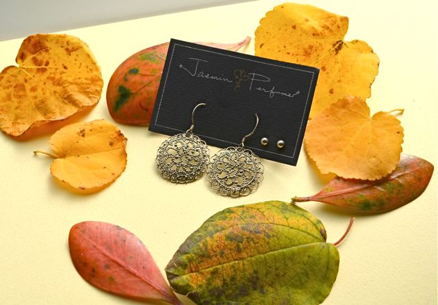 丸い透かしの，アラベスク模様のピアス