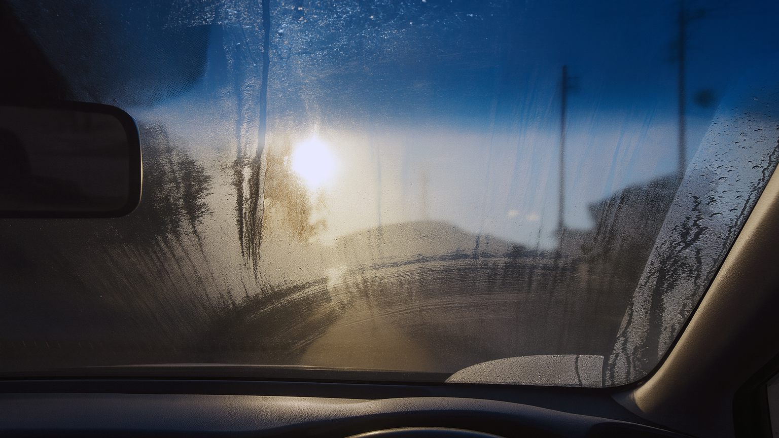 逆光でも白モヤなし|フロントガラスは“2段拭き”で仕上げ