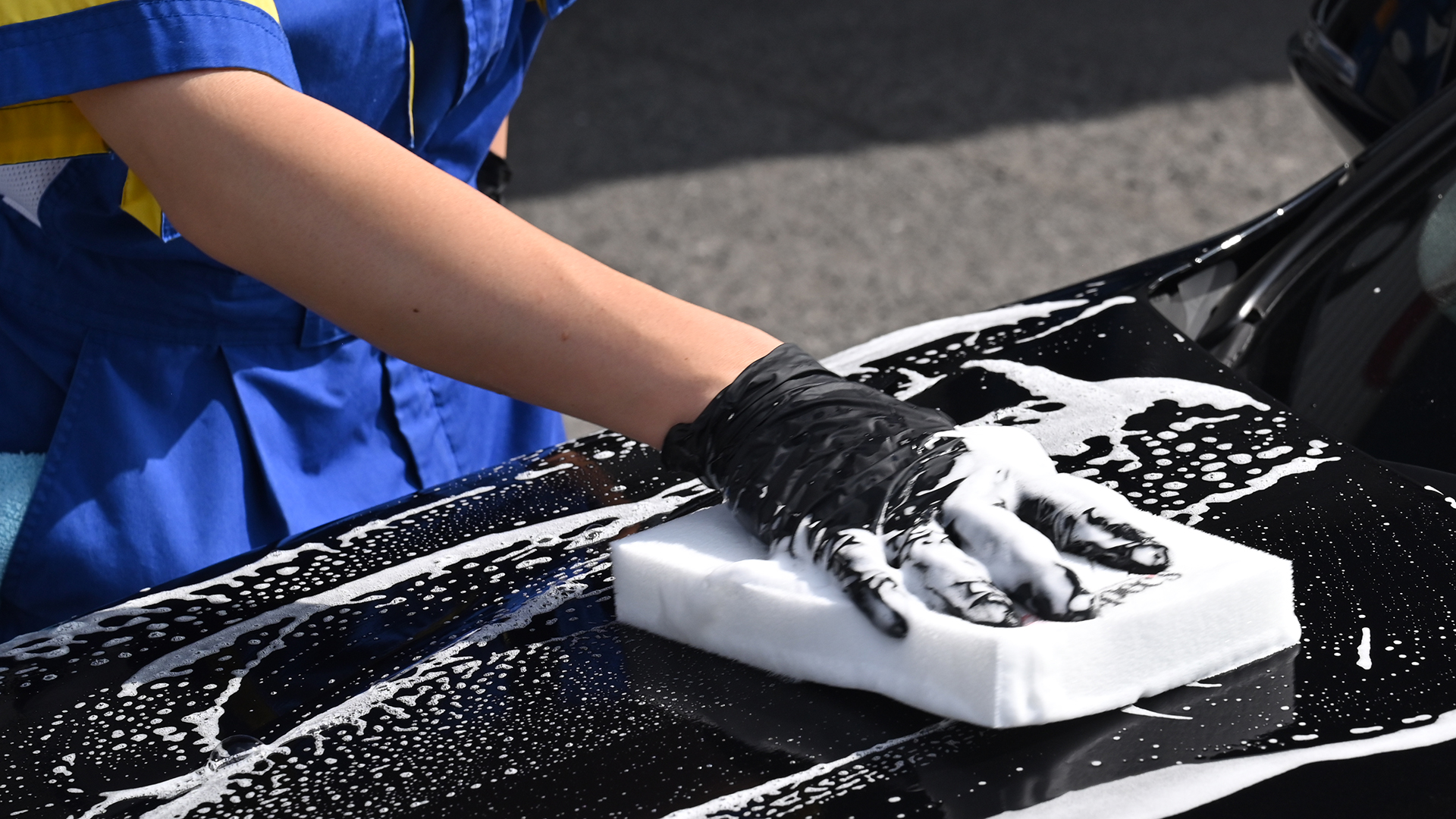 洗車スポンジで傷がつく原因｜スリットで“砂を逃がす”洗い方