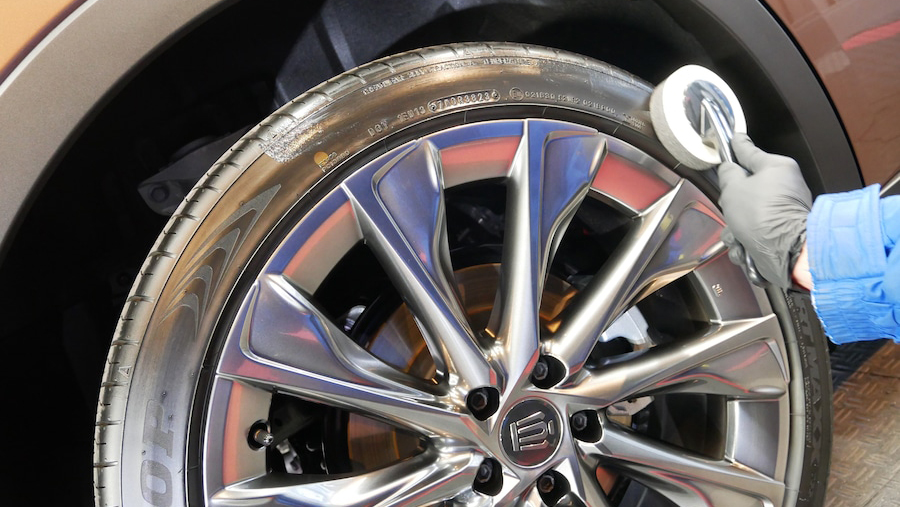 水性タイヤワックスの塗り方|ベタつかず飛び散らない“自然艶”の作り方