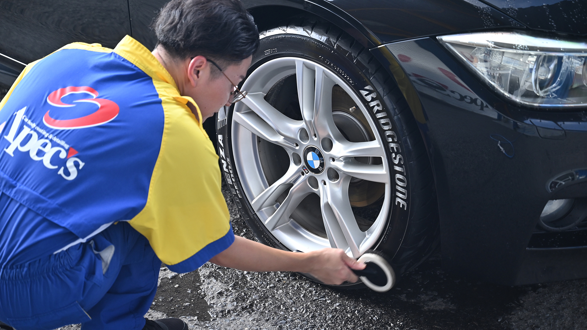 「水性タイヤワックスは劣化しない？自然艶と安全性の真相」