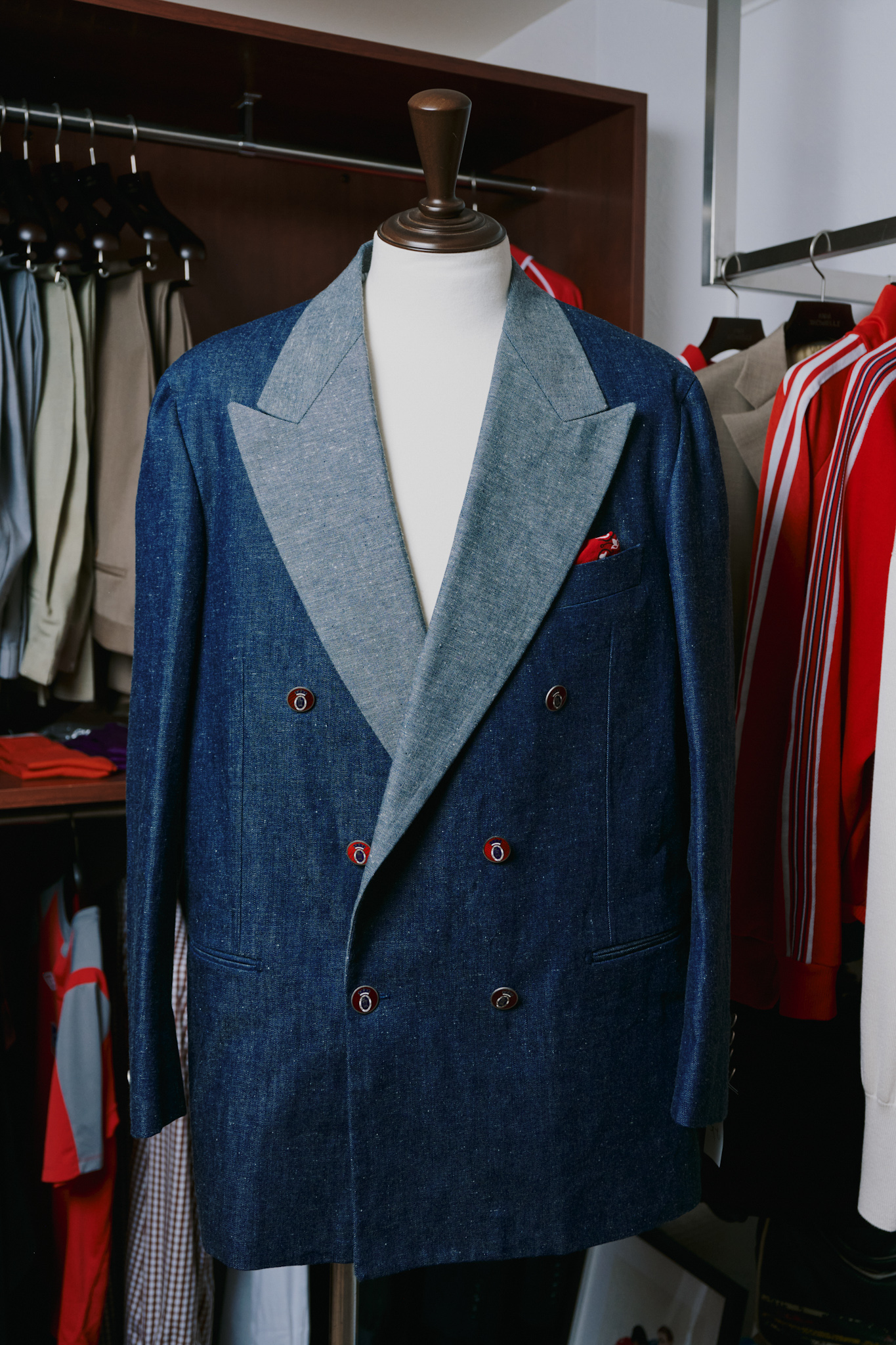 岡山デニム生地、ヴィンテージメタルボタンを使用したスペシャルなデニムタキシードを製作。