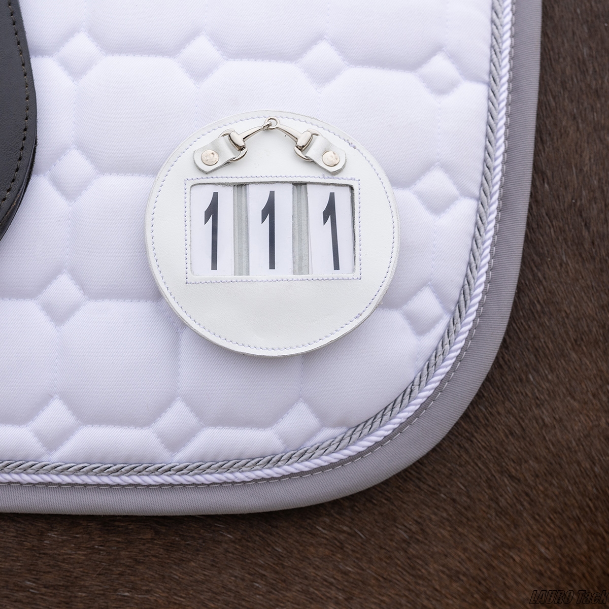 【競技会で必要？】ナンバーホルダーの付け方とおすすめ3選｜馬具・乗馬用品通販で選ぶ馬番号ホルダー