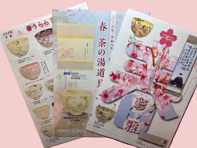 春からお節句にかけての茶道具を、店頭に展示しています。