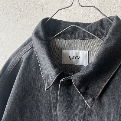 絶妙なグレーカラーが魅力的。CIOTAの新作デニムジャケット。