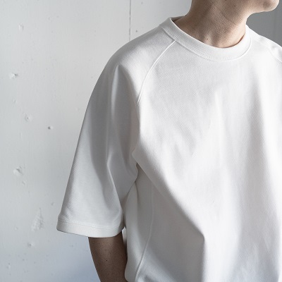 【STILL BY HAND】半袖スウェットのようなデザインのTシャツ。