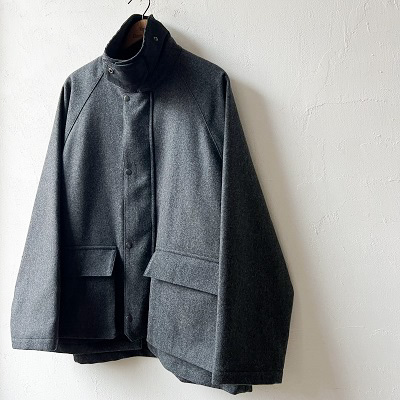【STILL BY HAND】きれいなメルトン素材を使ったハンティングタイプのジャケット