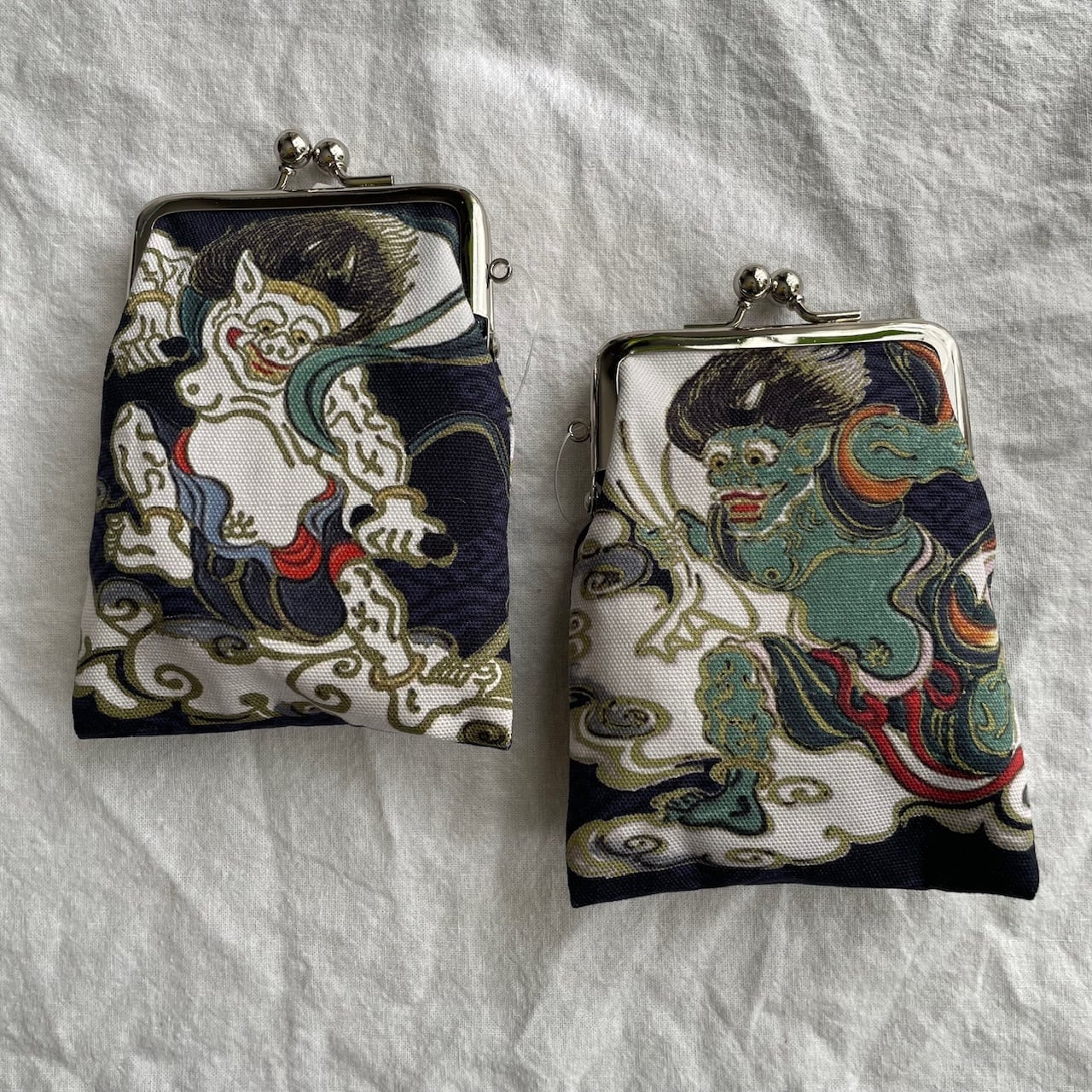 浮世絵モチーフが美しい「風神雷神屏風図」柄のがま口。入荷しています。