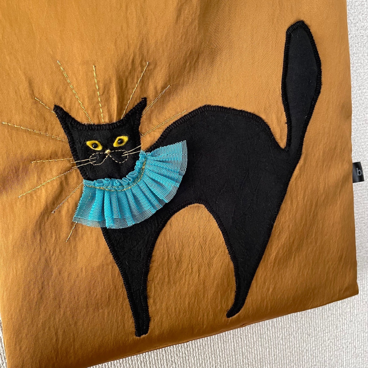 デザインから縫製まで全て手作りの1点もの！持つと元気をくれる「お告げ猫トートバッグ」