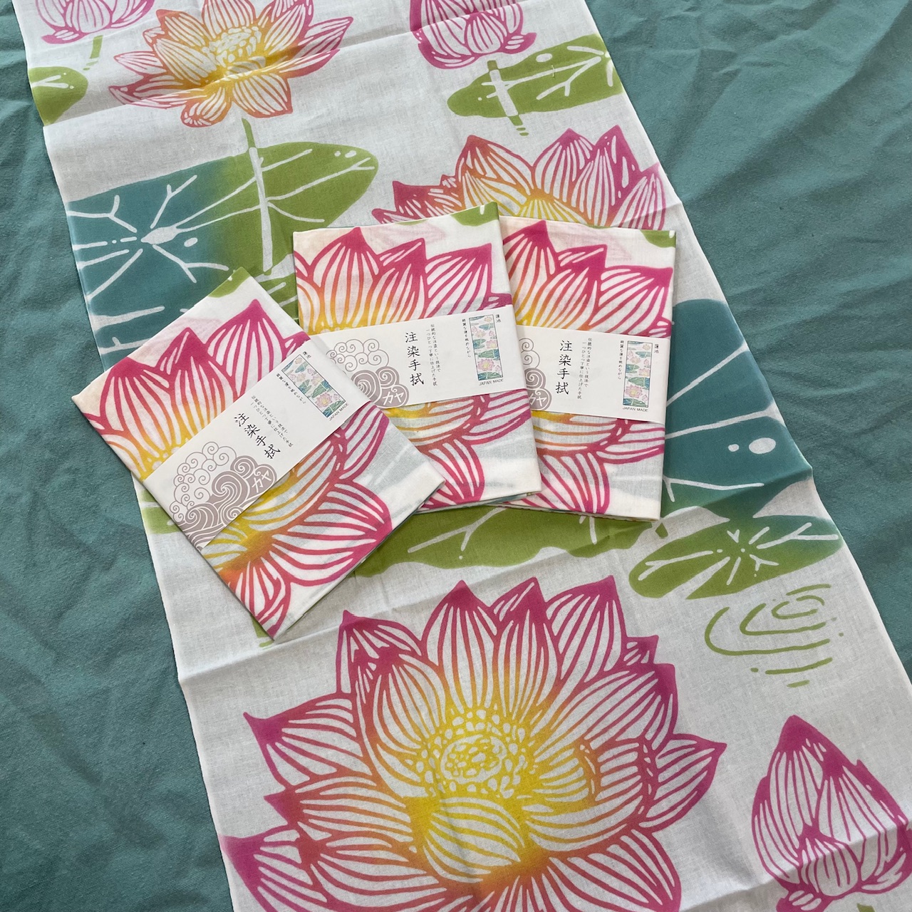 美しい絵のような蓮の花の手ぬぐい、今年も入荷しました。