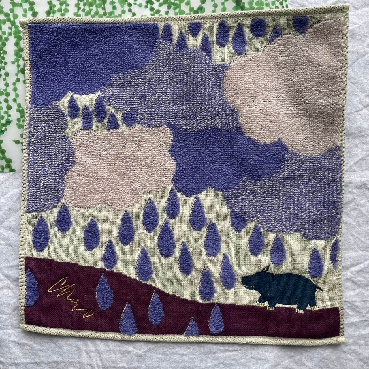 寒くなる季節、手をふんわり包む、森田MiWさんのハンカチ再入荷しています。