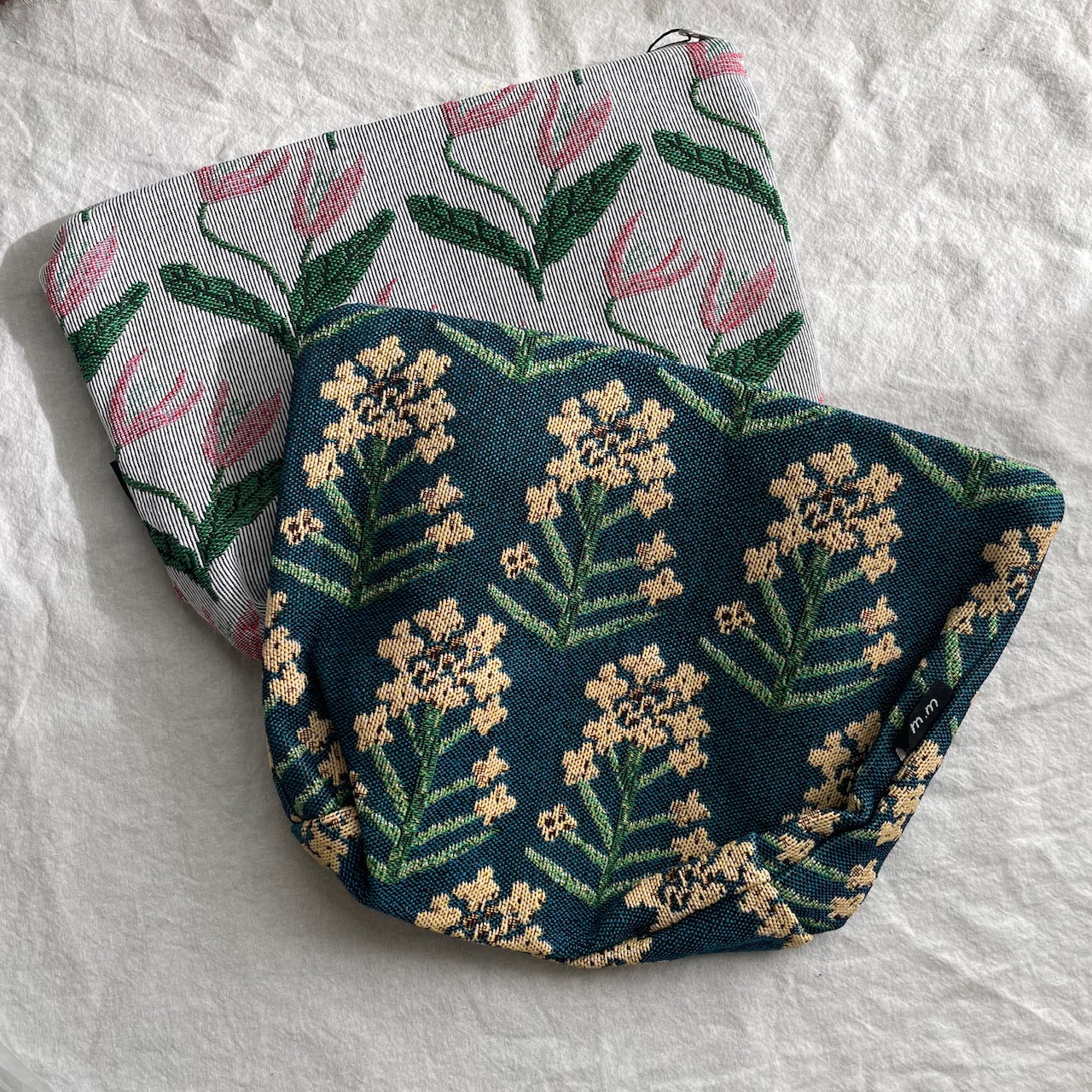 旅行や文庫本の持ち運びに「程よい」サイズが便利な松尾ミユキさんのトラベルポーチ再入荷しています!