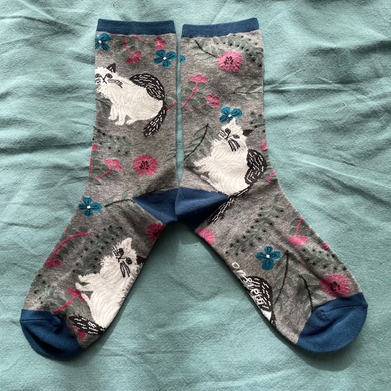 滑り止めがついてて、華やかデザインがお洒落な松尾ミユキさんの靴下入荷しています。