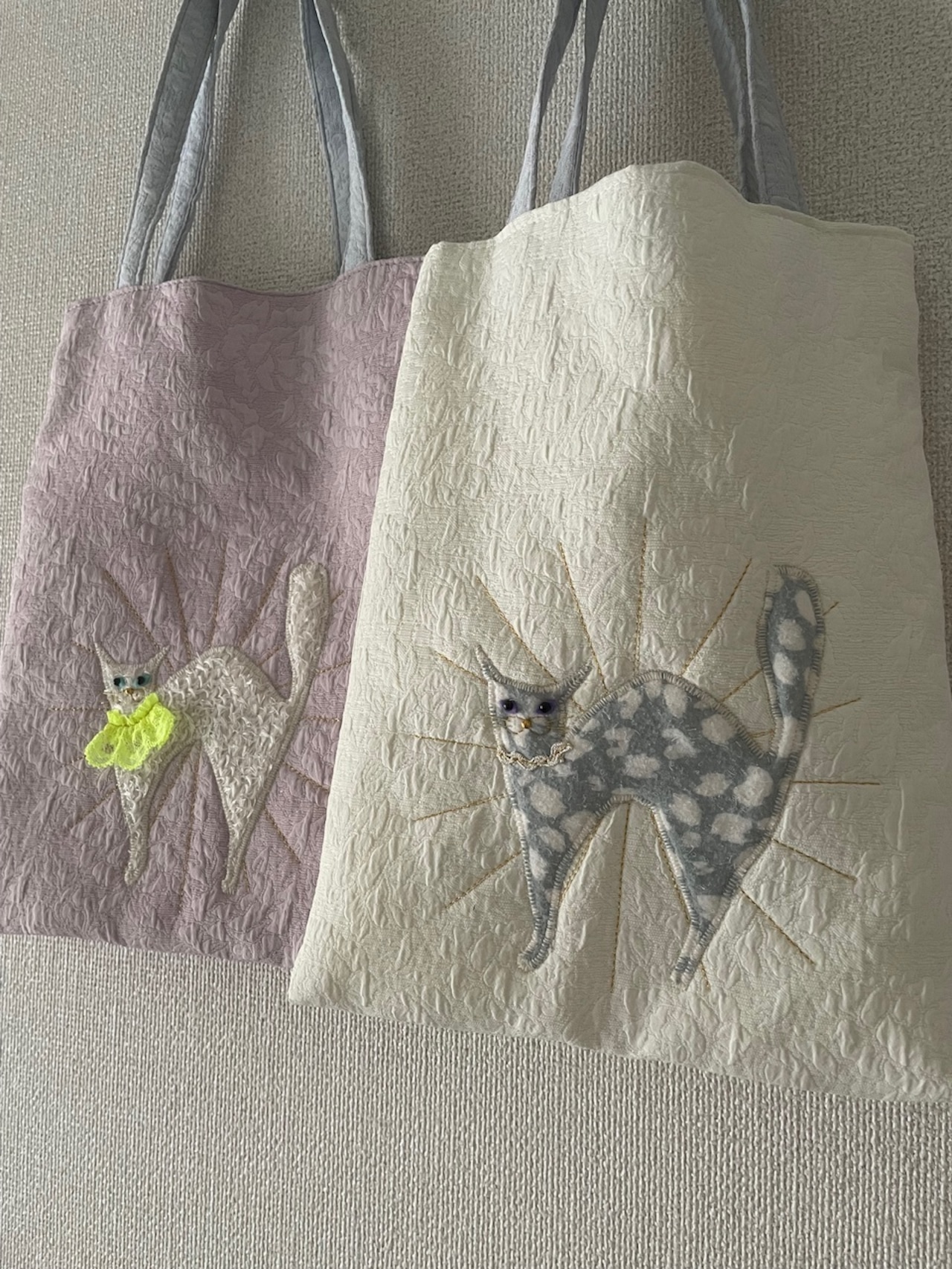 お出かけに連れていきたくなる「お告げ猫」のミニトートバッグ入荷しました。