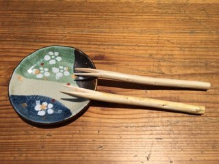 吉野桧の小枝部分を無垢ままフォークしました。果物やお菓子などに使用して頂きます。