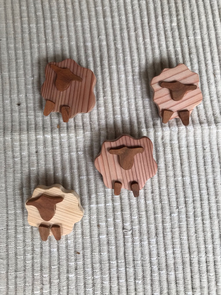 羊のブローチ