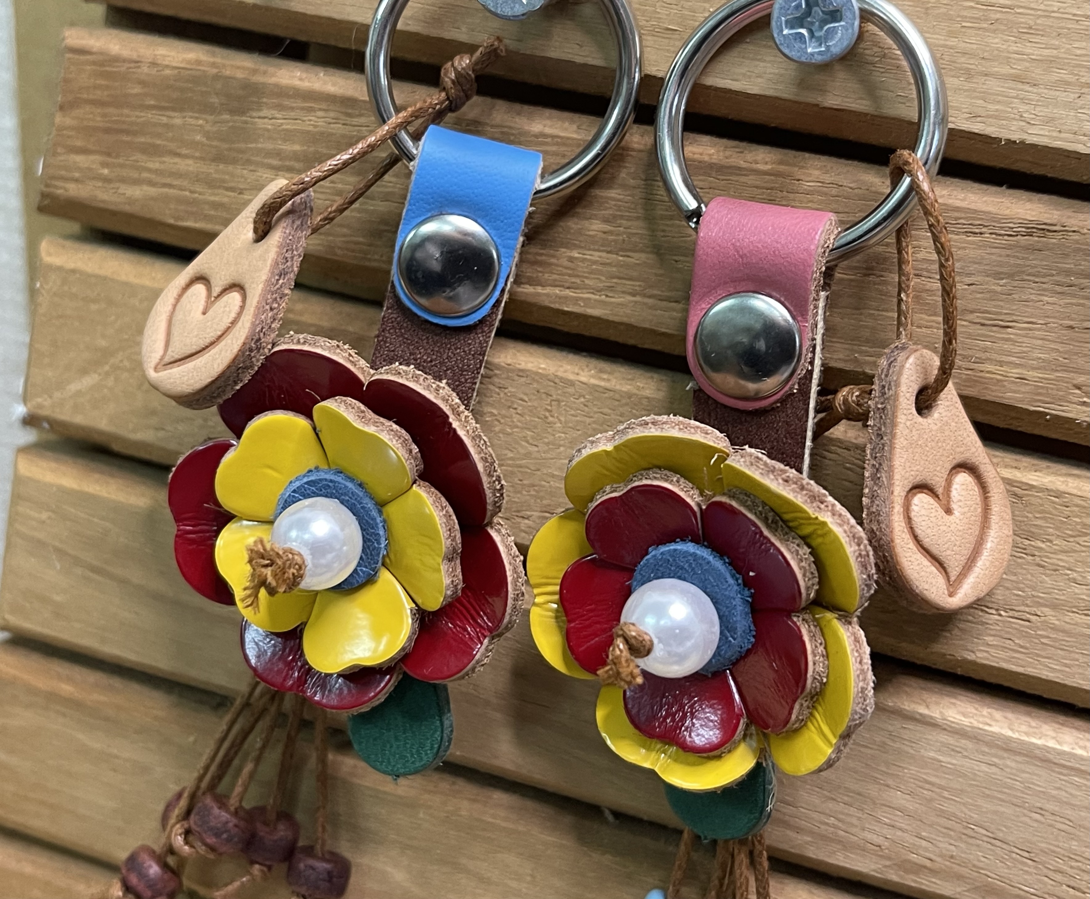 革小物　ハンドメイド革のお花のチャーム新作できました