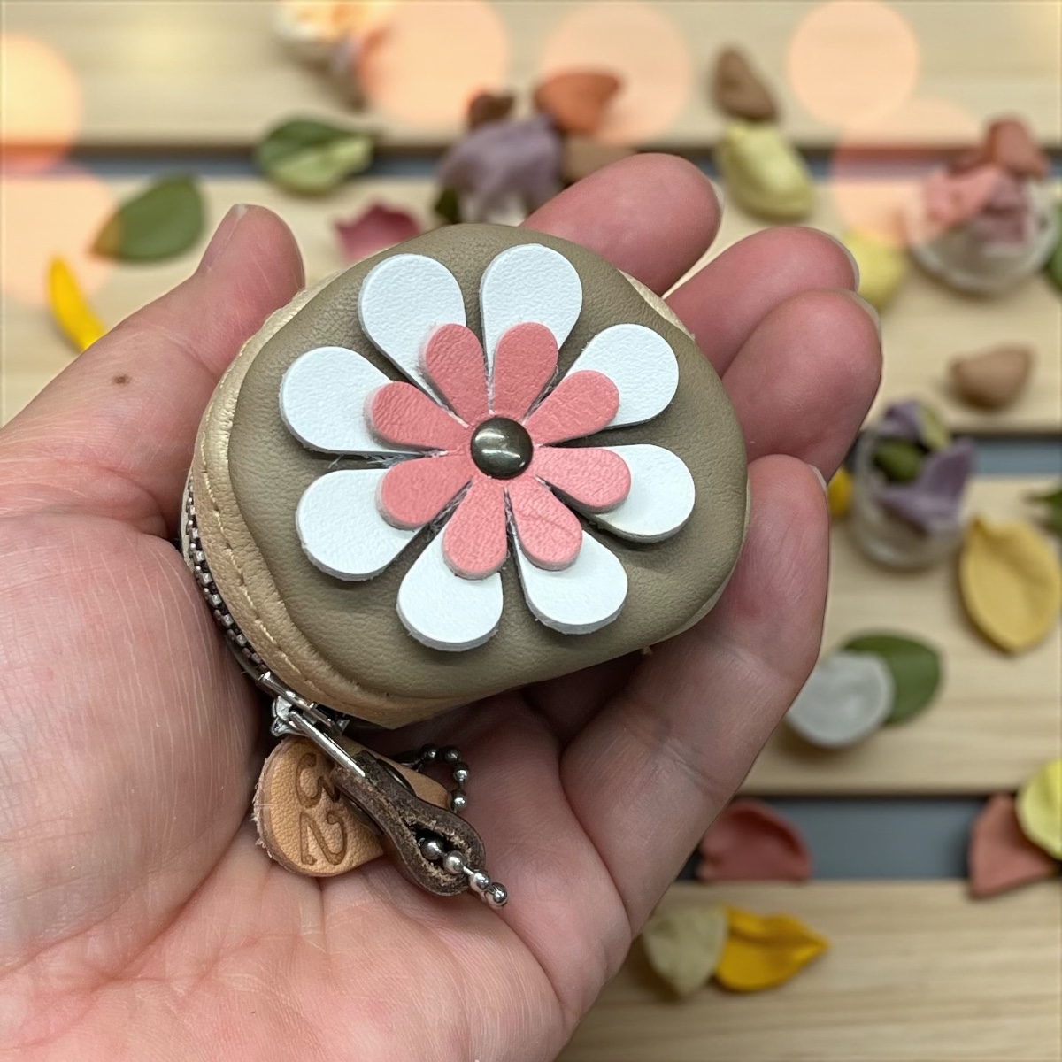 手のひらサイズの革小物 ― ハンドメイドの一点ものコインケースができました