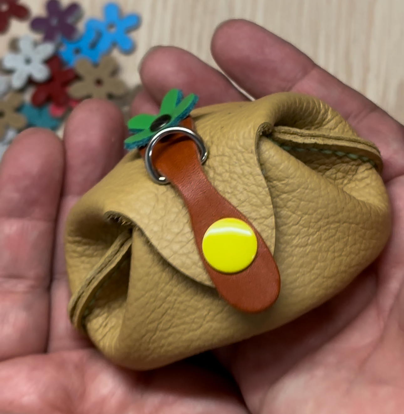 手のひらサイズの特別な革小物 ― 何度も挑戦してやっと形になったコインケース