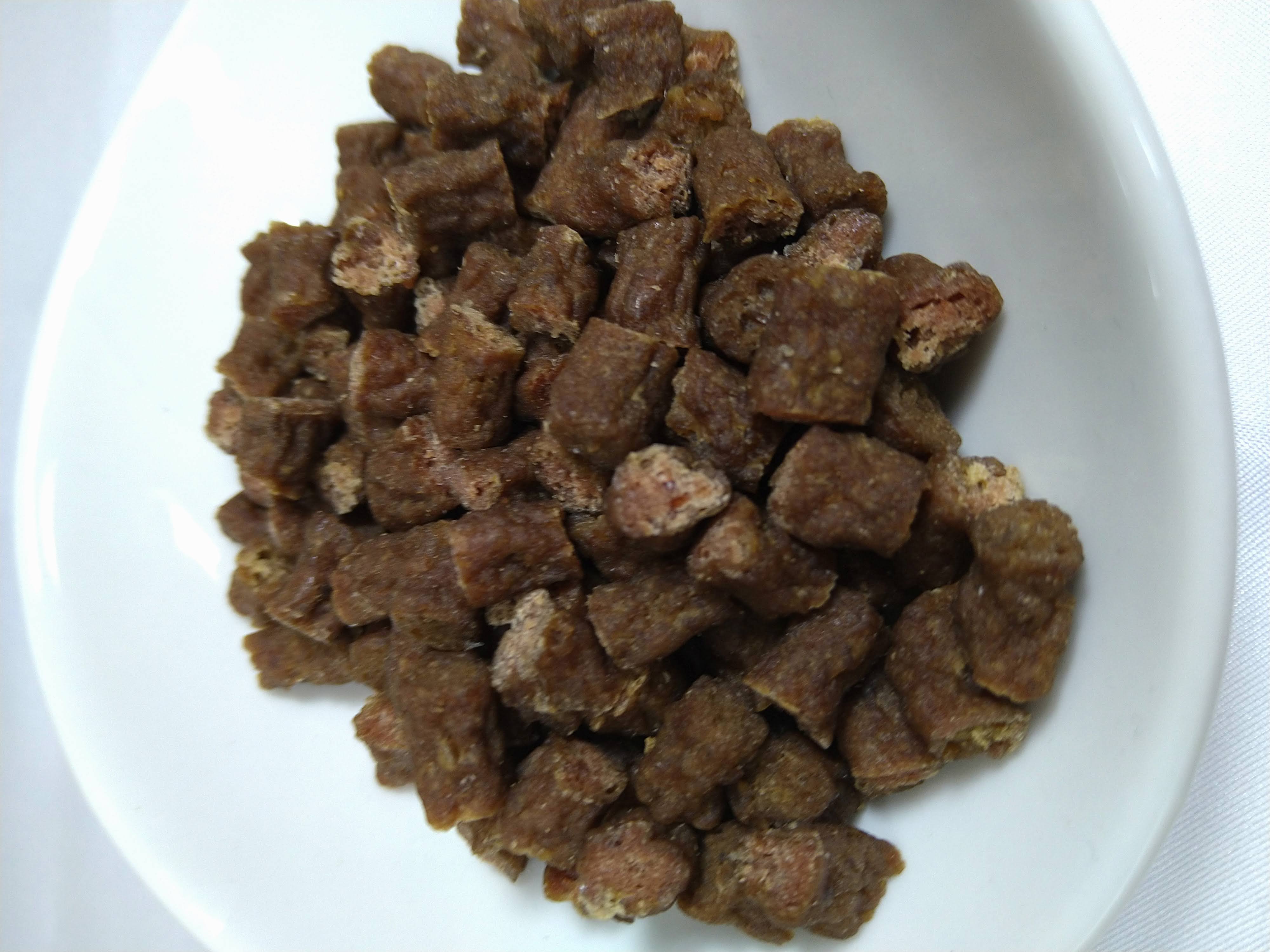 お散歩中の休憩おやつにスティックジャーキー　おすすめです。