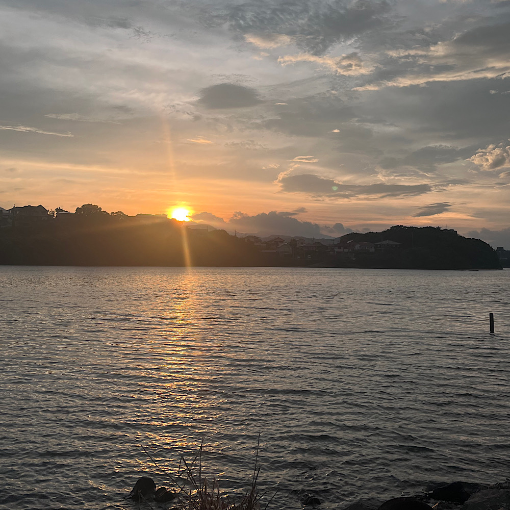 わずかに続いていること。